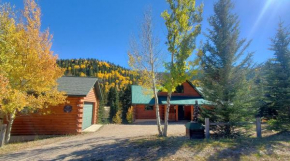 River Chant Lodge - Hot Tub - On The River - WiFi - Satellite - Washer - Dryer - Large Deck - Wood Burning Fireplace - Fire Pit